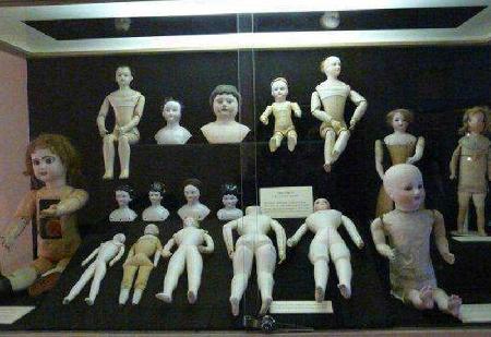 Automatons and Dolls `s of the Past National Museum